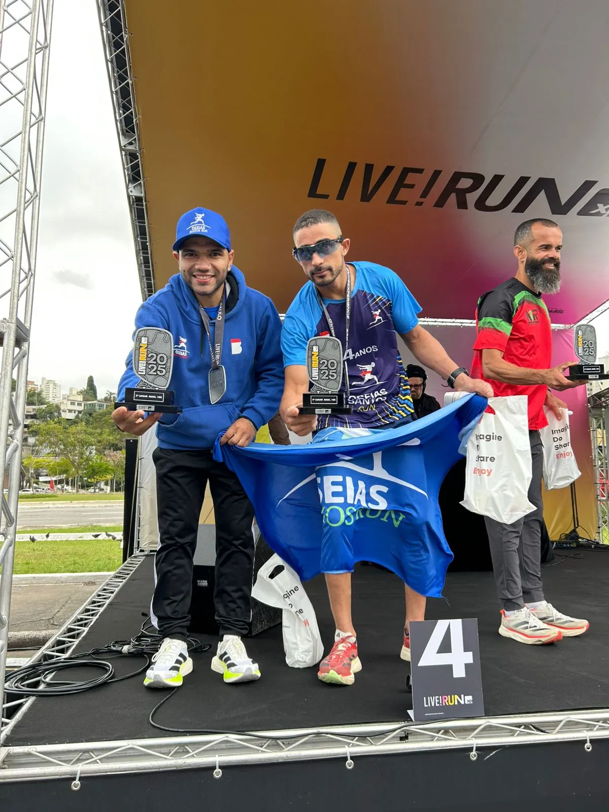 Atleta da equipe no pódio com o troféu