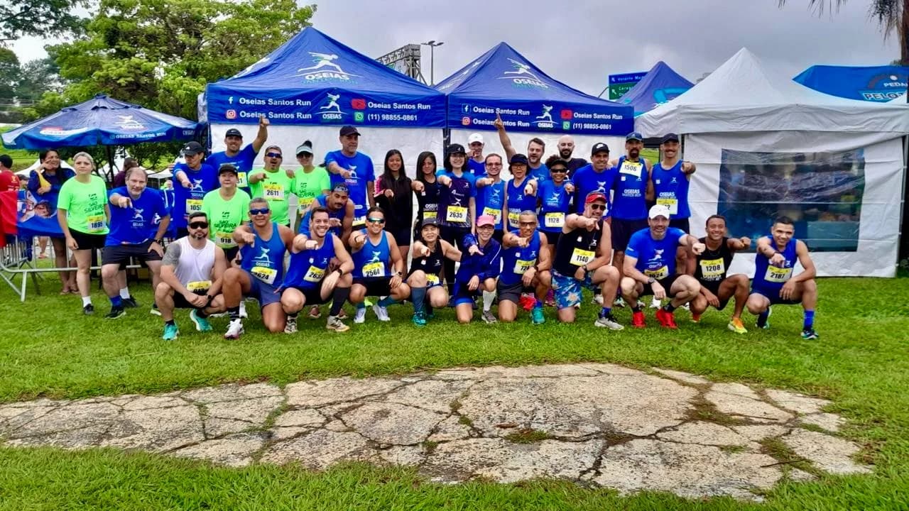 Turma da assessoria posando junta antes da largada