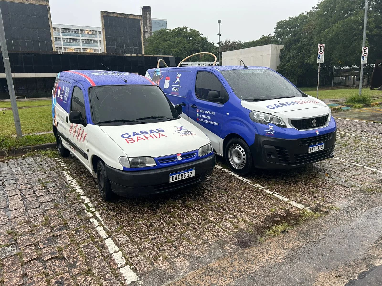 As vans da equipe com o patrocínio do Grupo Casas Bahia