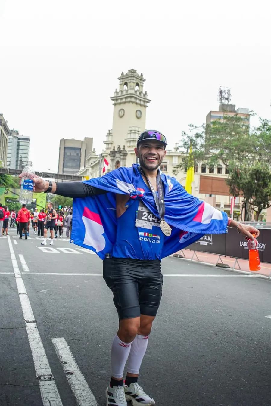 Mikael comemorando com a bandeira do Peru após a maratona de Lima 2026