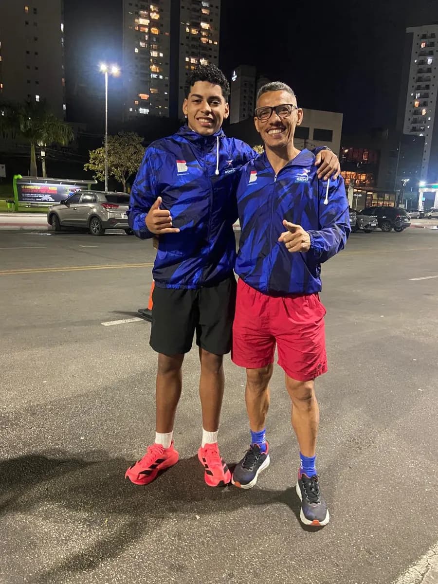 Rhayan Prados ao lado do treinador Oseias dos Santos